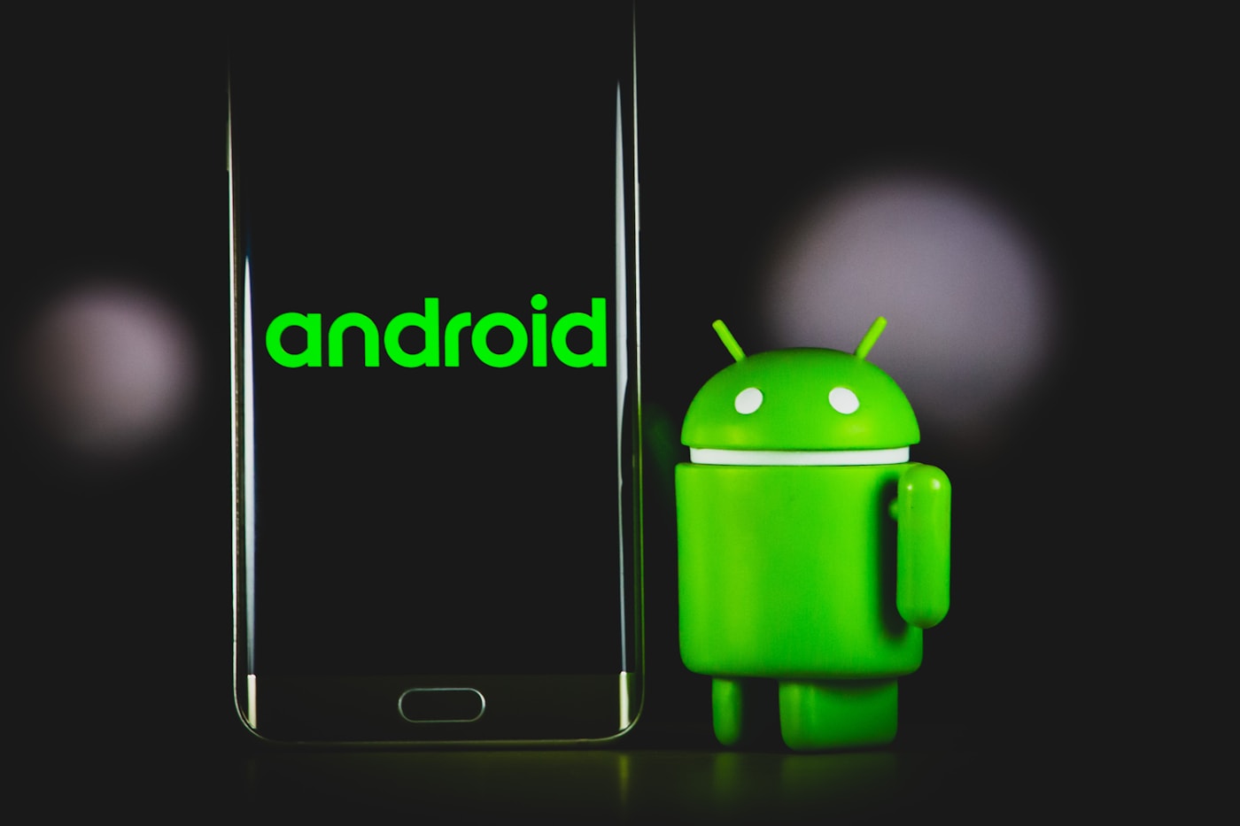 放在开发工作台上的 Android 手机